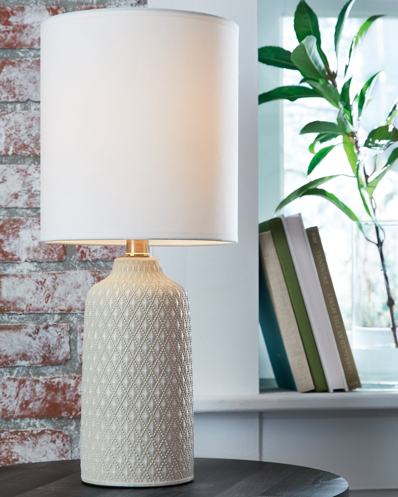 Donnford Ceramic Table Lamp (1/CN)